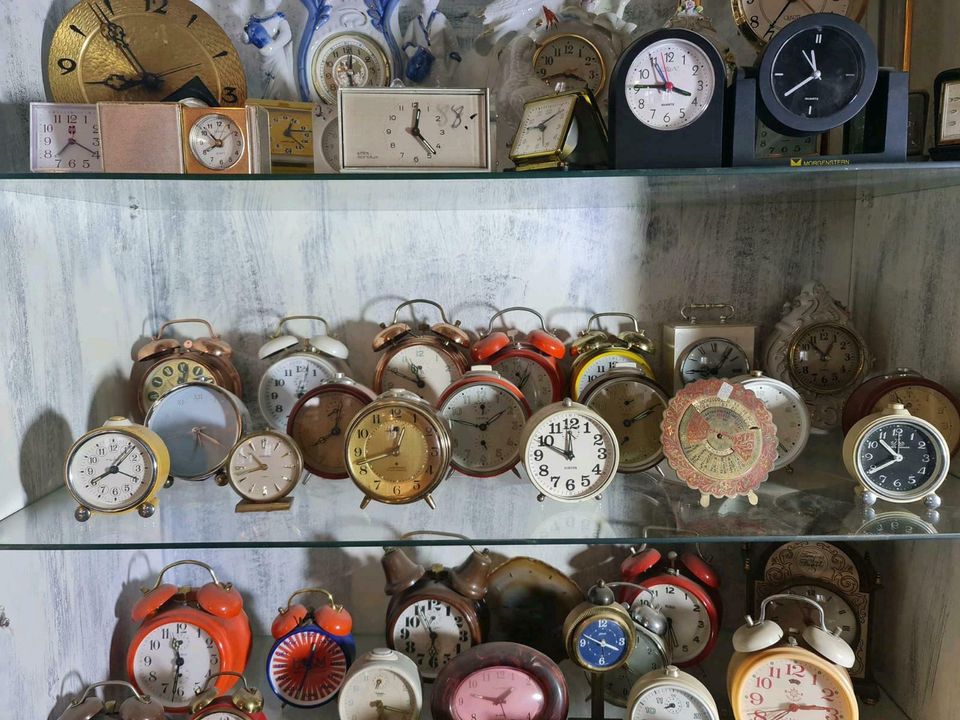 Antik Vintage Retro Tisch Handaufzug Uhren Wecker Batterie Uhren in Groß-Gerau