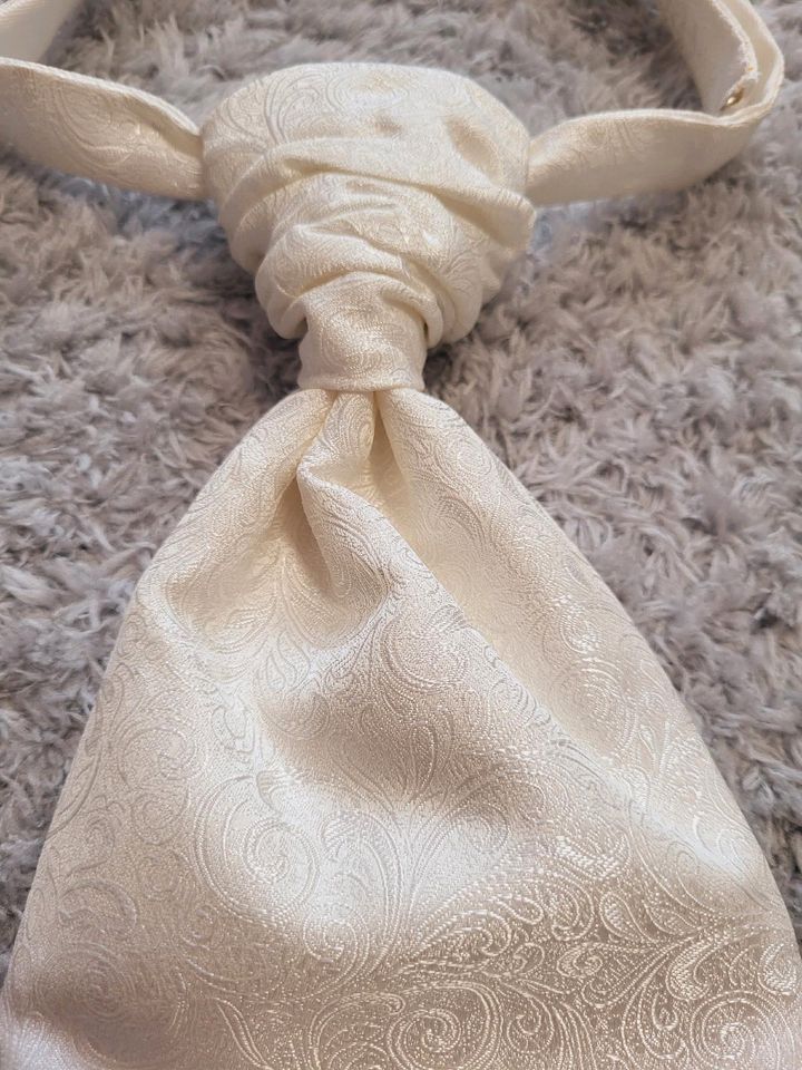 Brinkleys ivory Hochzeitsweste inkl. Plastron und Tuch Gr. 98 in München