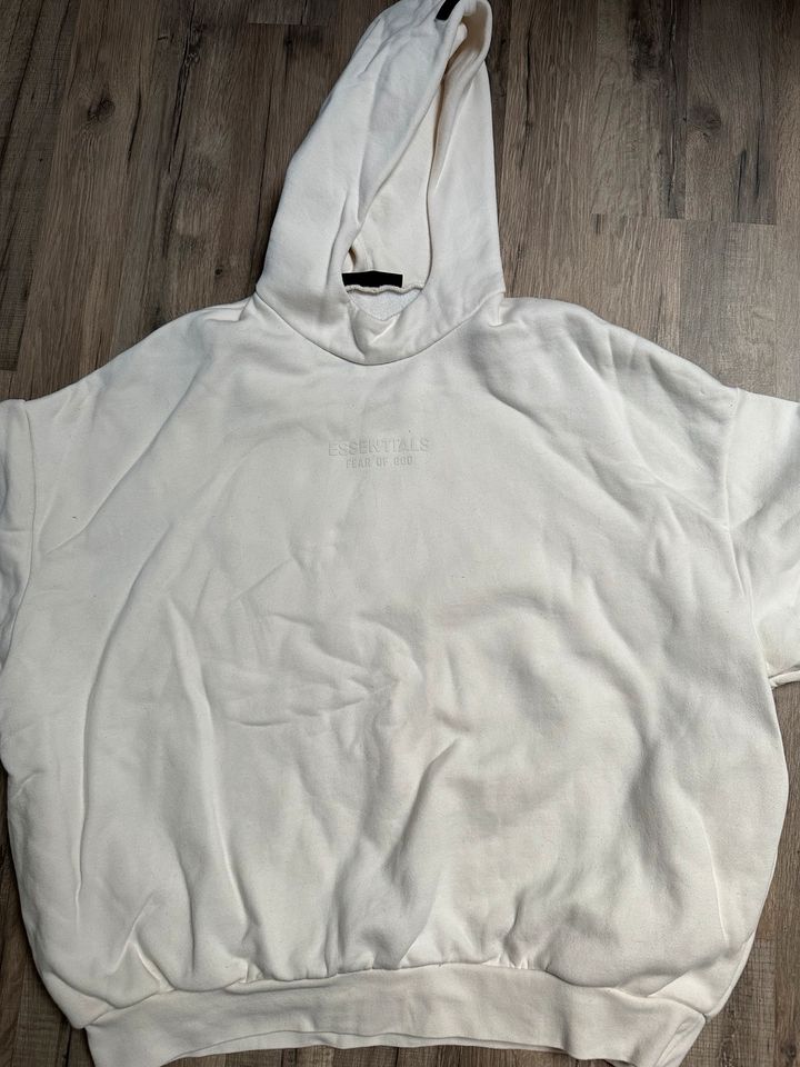 Fear of God Essentials Hoodie wolkenweiß in Nidda