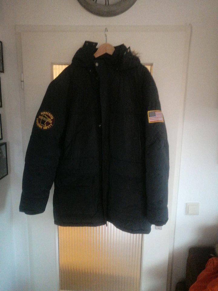 Winter Jacke / Mantel mit coolen Aufnähern in Hamburg