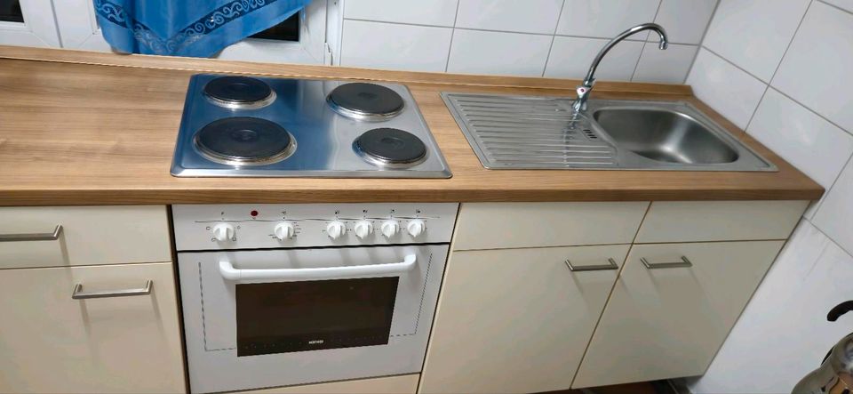 gepflegte Küche mit E-Geräte (Ofen, Herd & Spüle) in Dortmund