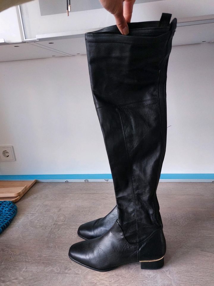 Massimo Dutti o. ZARA Overknee Stiefel Leder schwarz gr. 39 neuw in Menden