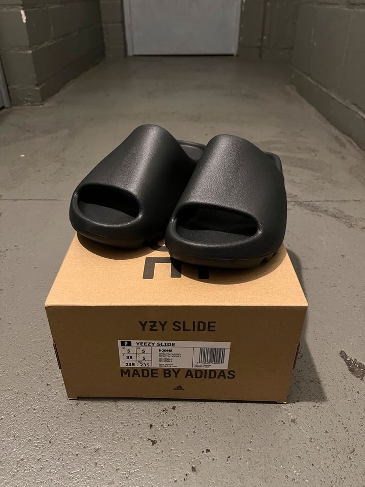 Pantolette Yeezy Slide Onyx in Oberhausen