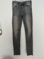 Kids only Jeans Skinny enge Hose grau schwarz Stretch 152 Frankfurt am Main - Seckbach Vorschau