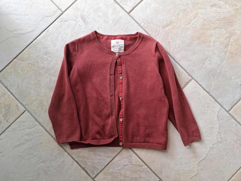 Strickjacke / Cardigan ZARA Gr. 110 in Diemelstadt