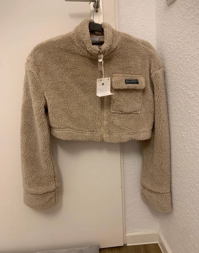 Kuschlige Crop Jacke Bershka in Göttingen