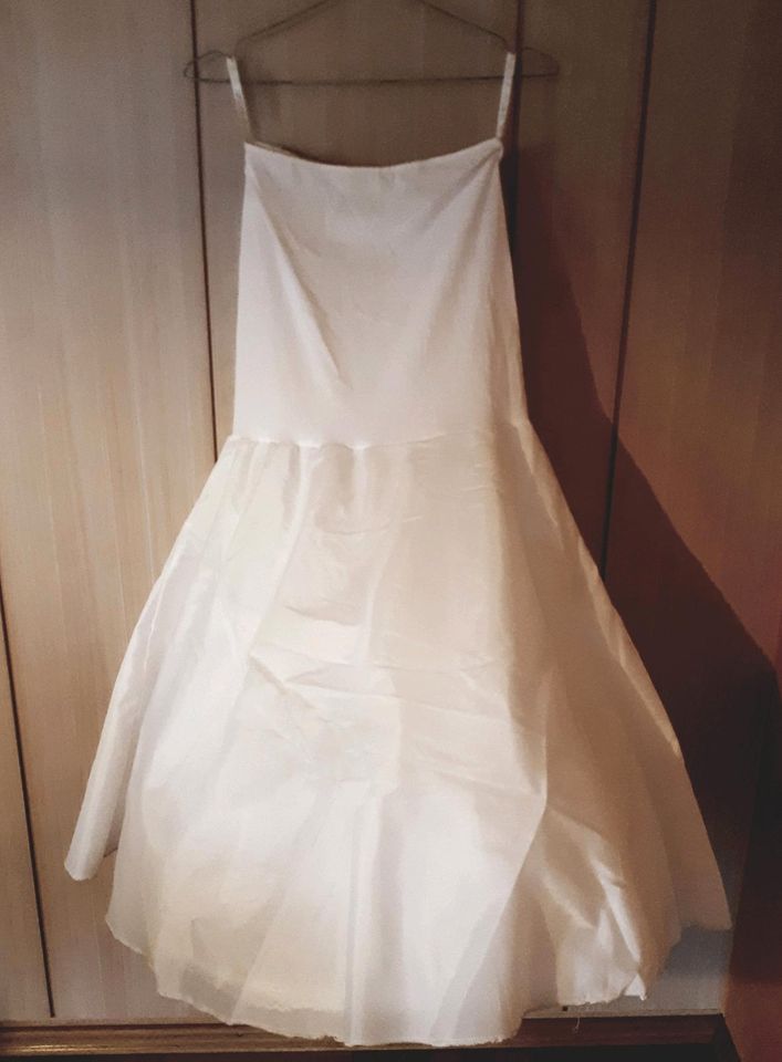 Brautkleid *ivory* mit Reifrock und Strassgürtel in Schenklengsfeld