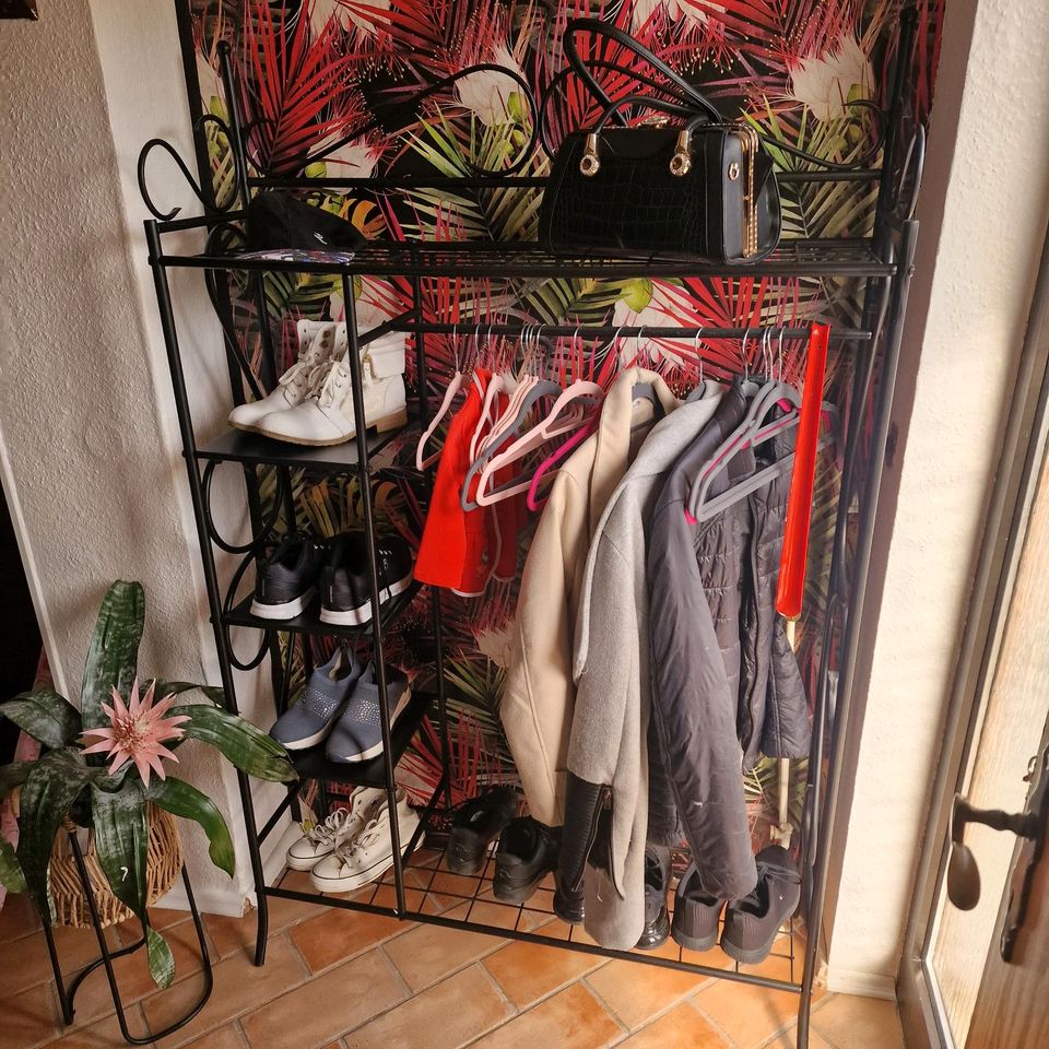 Garderobe in Schwarz/Metall in Lübeck