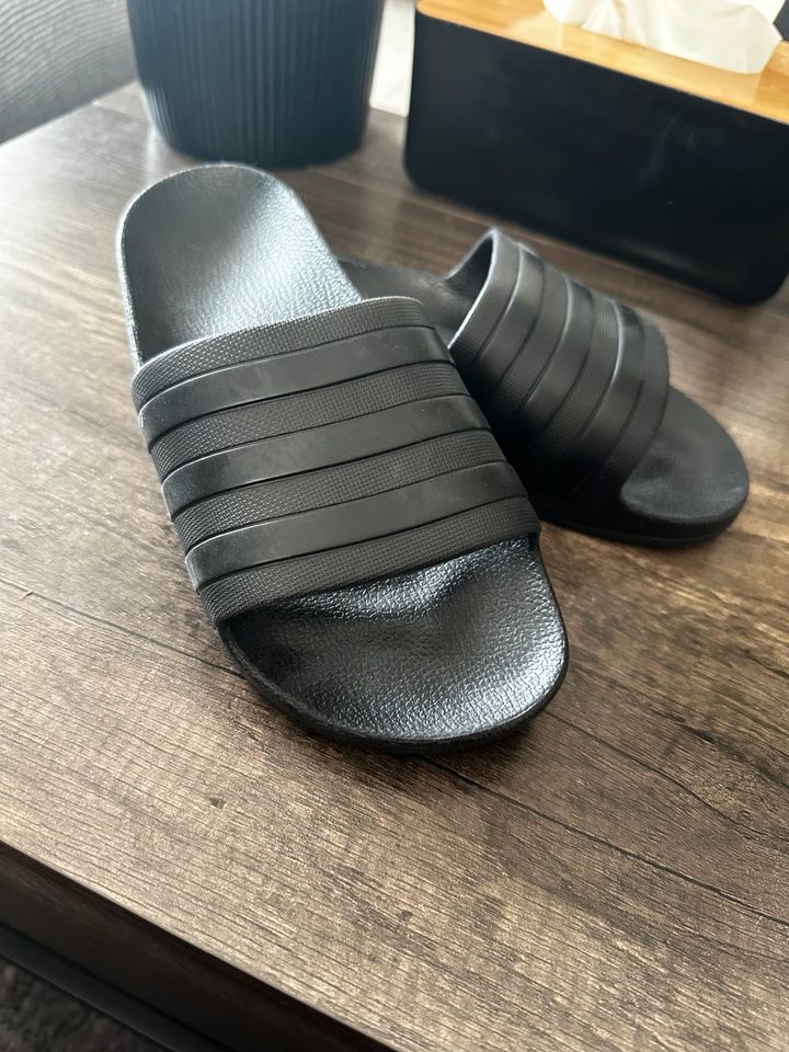 Adidas Schlappen/Sandalen in Obersulm