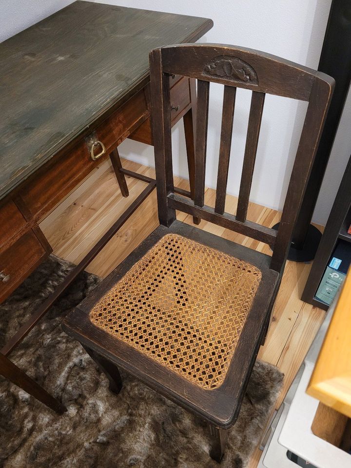 Antiker Tisch und Stuhl in Stuttgart