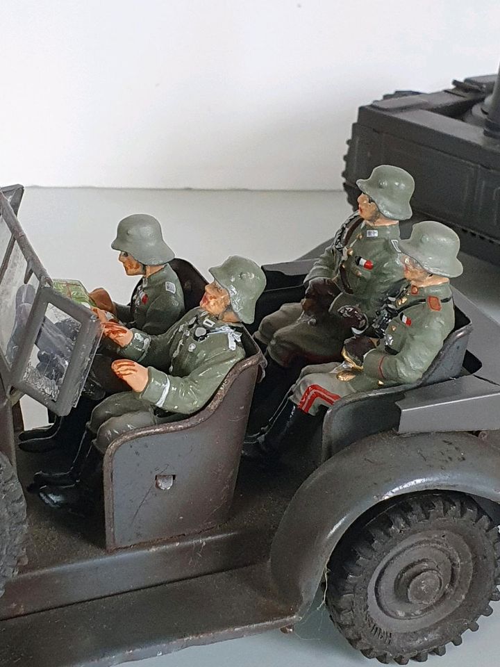 Hausser Elastolin Kübelwagen Uhrwerk Figur Blechspielzeug Militär in Magdeburg