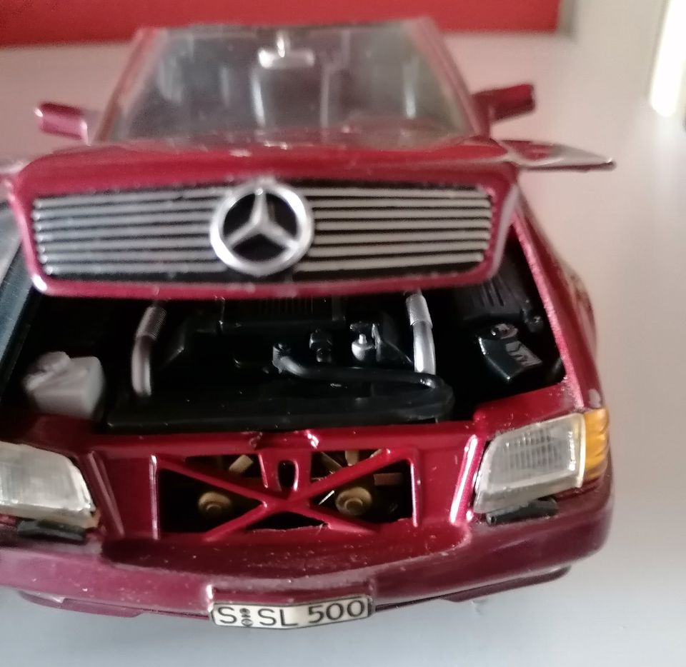 Mercedes Benz SL 1:18 Modellauto guter Zustand Vitrine REVELL in Karlsruhe