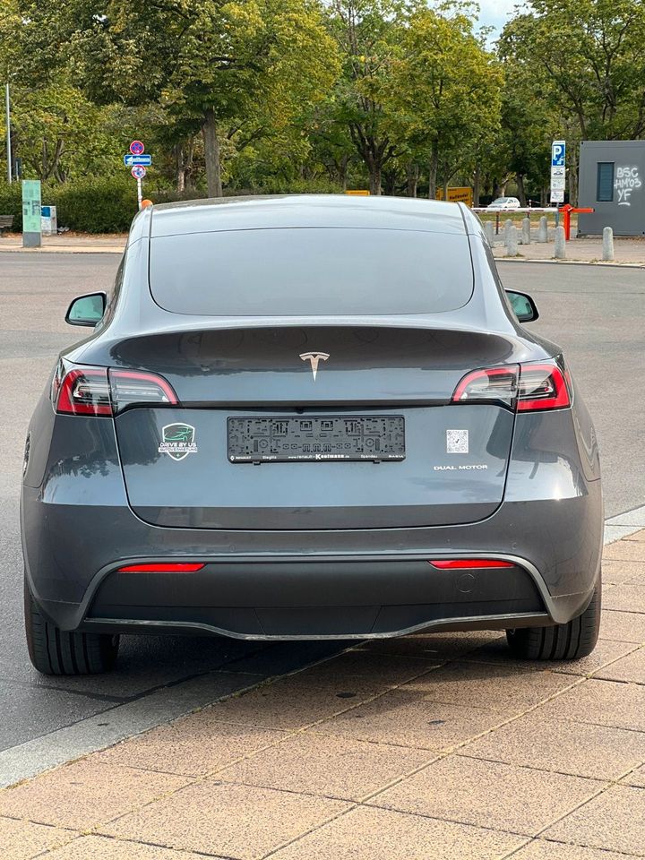 Tesla Model Y 2023 372 PS Autovermietung Mietwagen Automieten Rent a car in Berlin