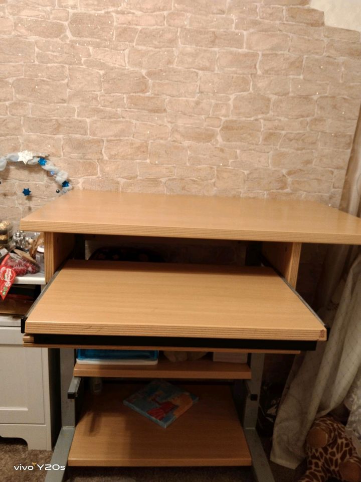 Kleiner Schreibtisch in Dürrholz