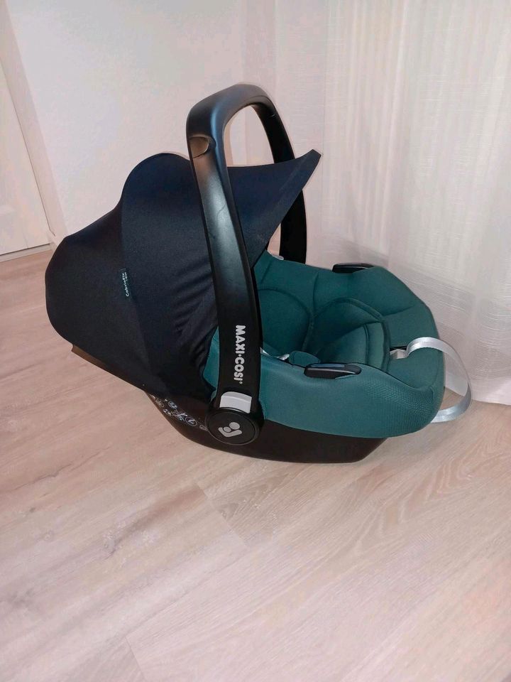 Maxi-cosi Babyschale CabrioFix i Size mit Adapter in Waghäusel