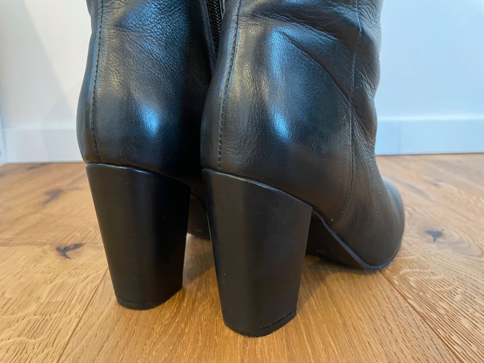 Stiefel Leder schwarz, Absatzhöhe 8cm, Gr. 39, sehr guter Zustand in Escheburg