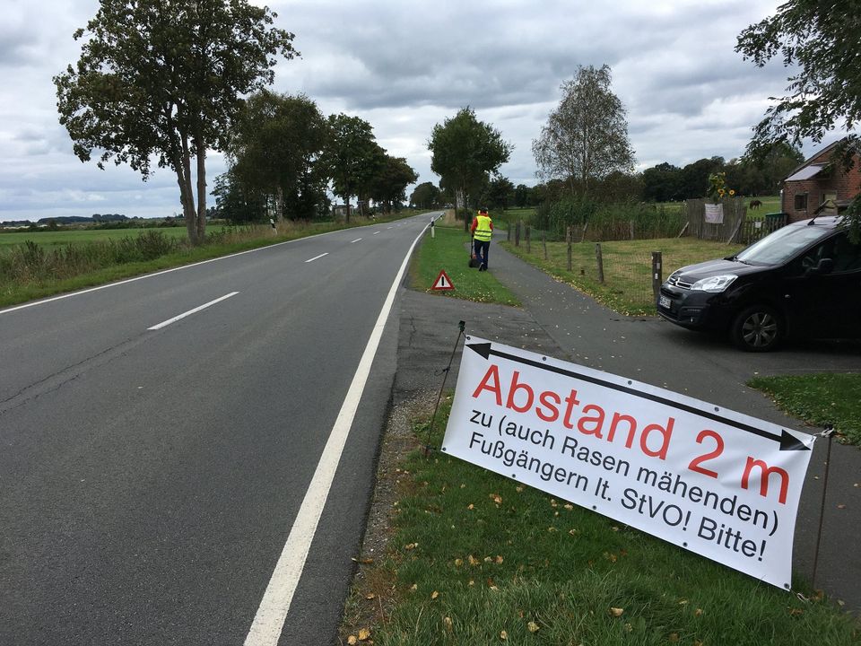 Schutz-Banner „Abstand halten“ 200 x 75 cm Rasenmähen Landstraße in Oldenburg