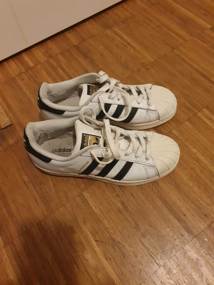 Adidas Damen Schuhe Gr. US 5   UK 4,5 in München