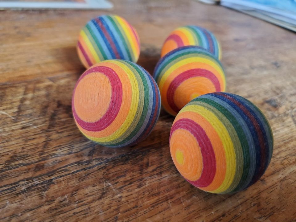 Wunderschöne Holzkunst / Dekoration. 5 x Regenbogenbälle in Kolbingen