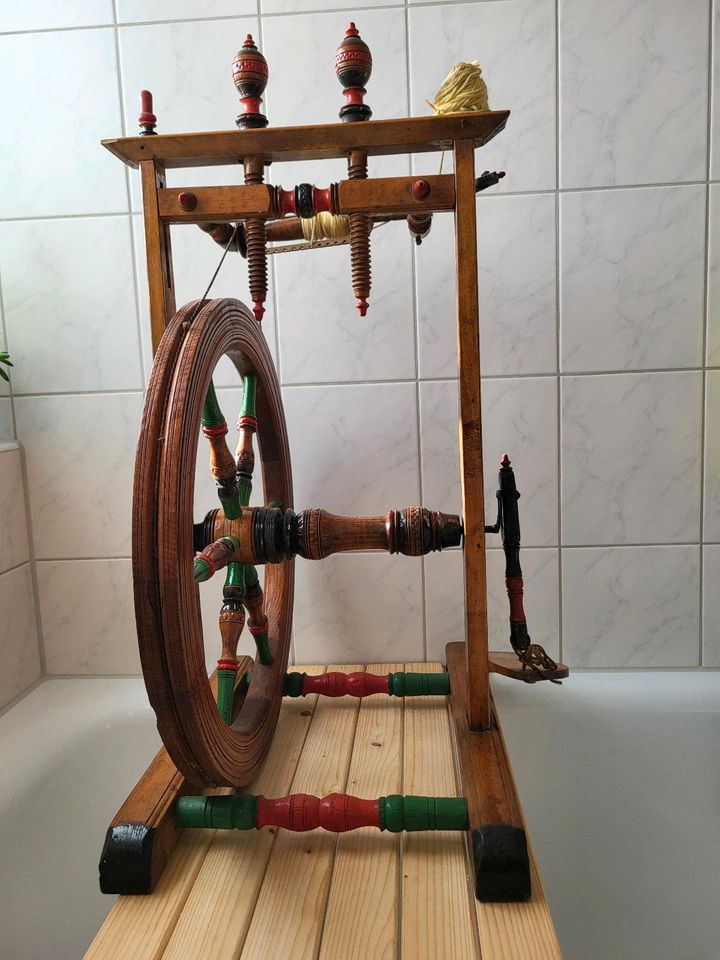Antikes Spinnrad aus Holz in Zirndorf