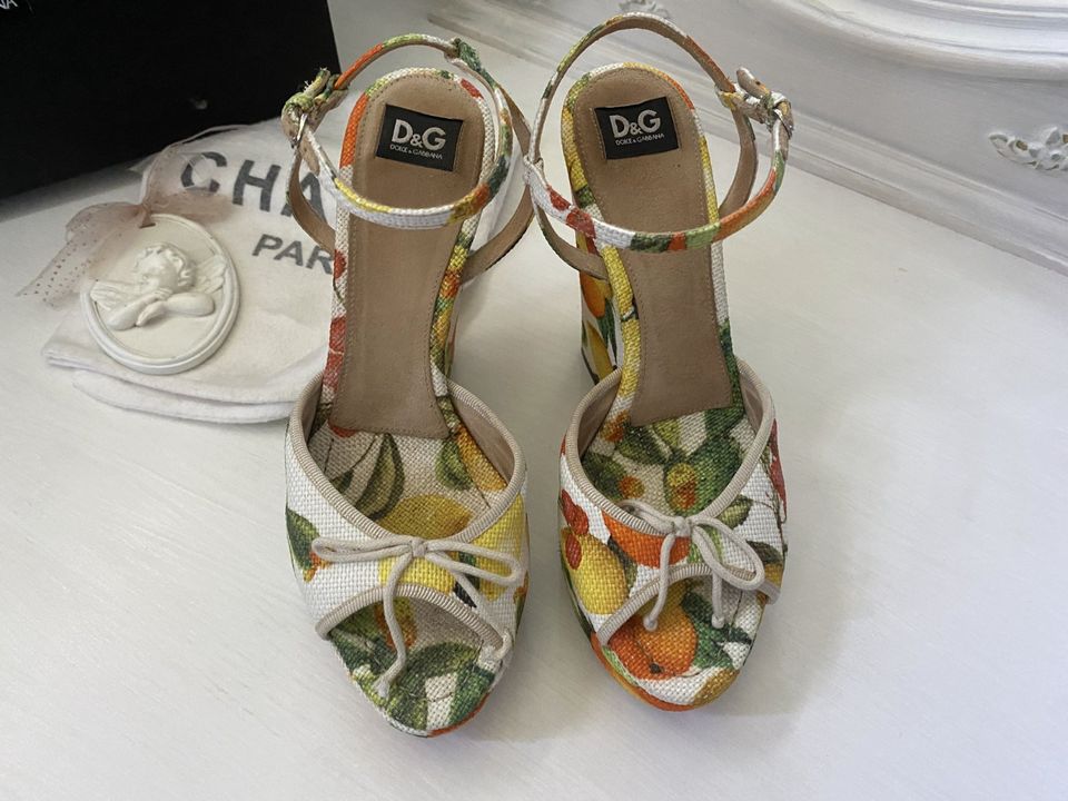 D&G 36 Dolce&Gabbana Keilabsatz Peeptoes Pumps Sandalen Früchte in Ahausen