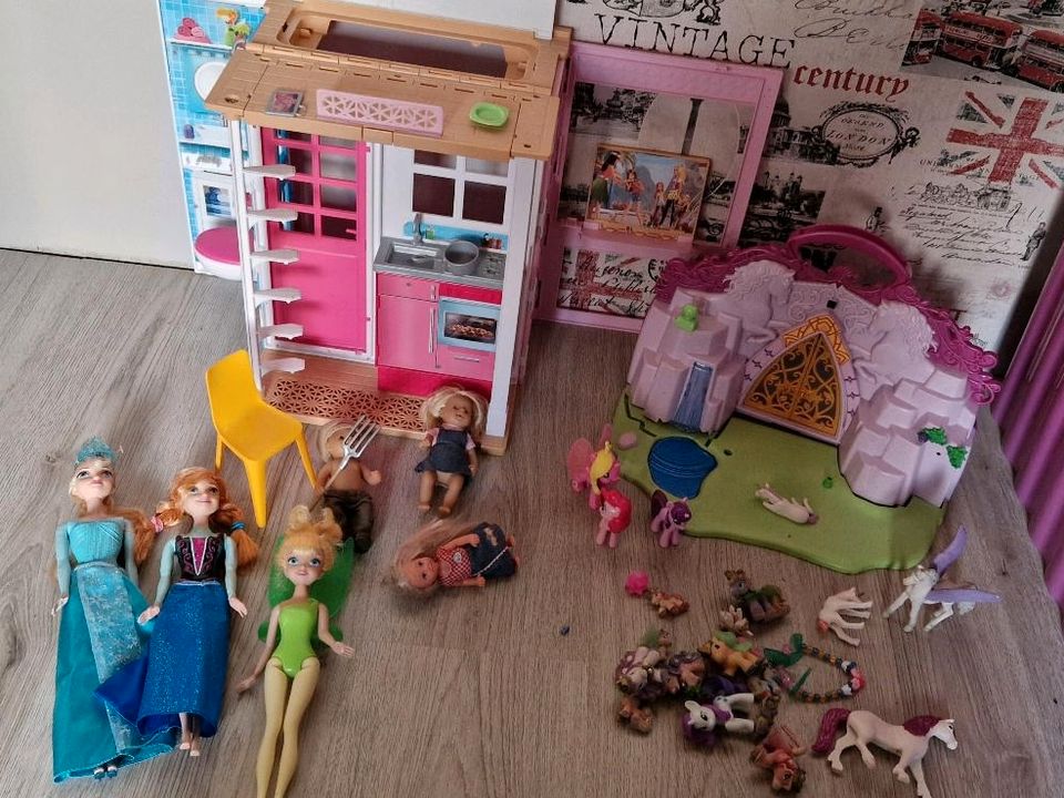 Barbie Haus puppen und pferde in Emden