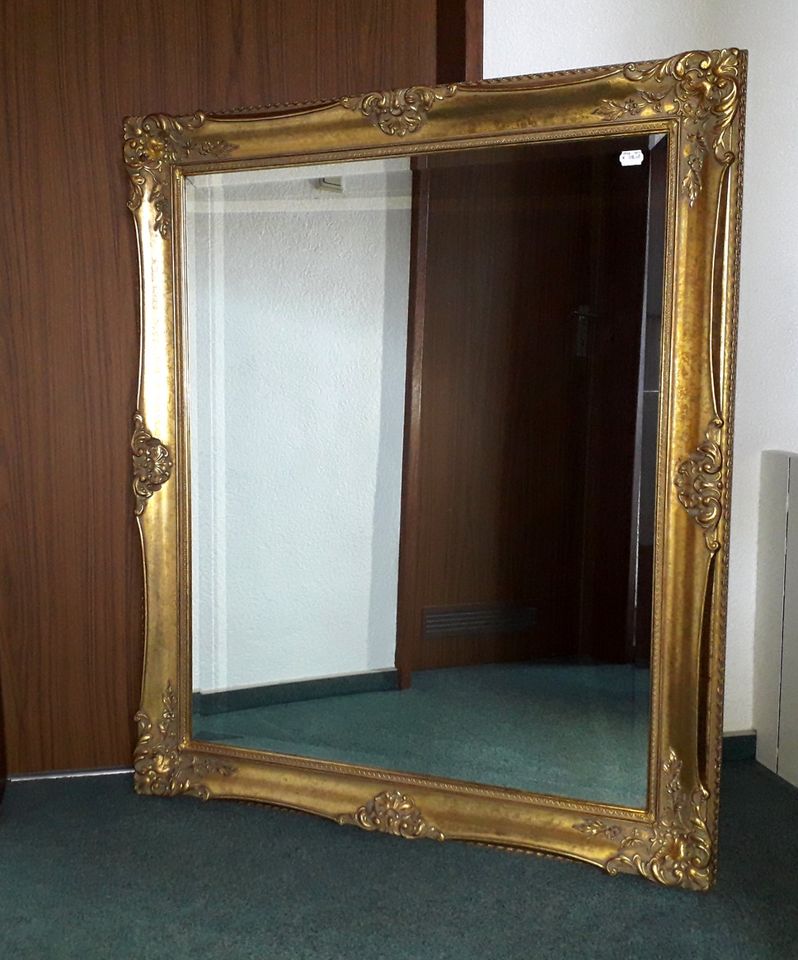 Spiegel, 120 x 100 cm, Holzrahmen, goldfarben. in Ettlingen