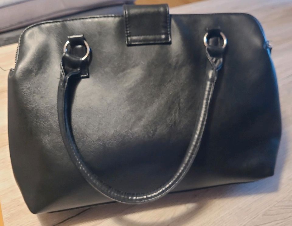 Schicke schwarze Tasche mit doppeltem Reißverschluss in Rahden