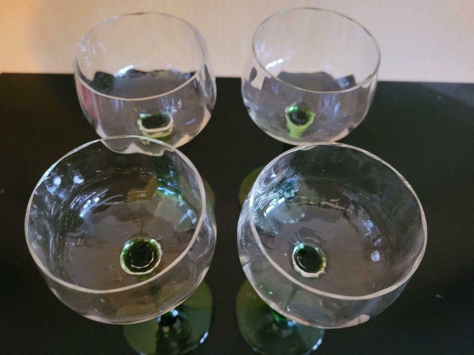 4 Riesling Gläser, grün, gewelltes Glas in Bad Vilbel