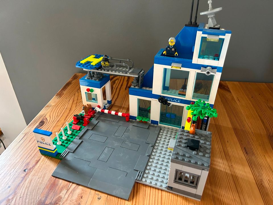 LEGO® City 60316 - Polizeistation in Adelsdorf