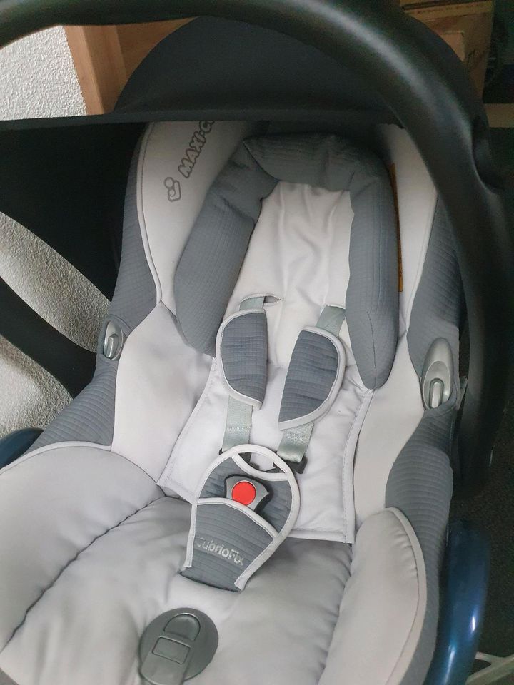 Babyschale Maxi Cosi mit Isofix und Sommerbezug in Denkingen