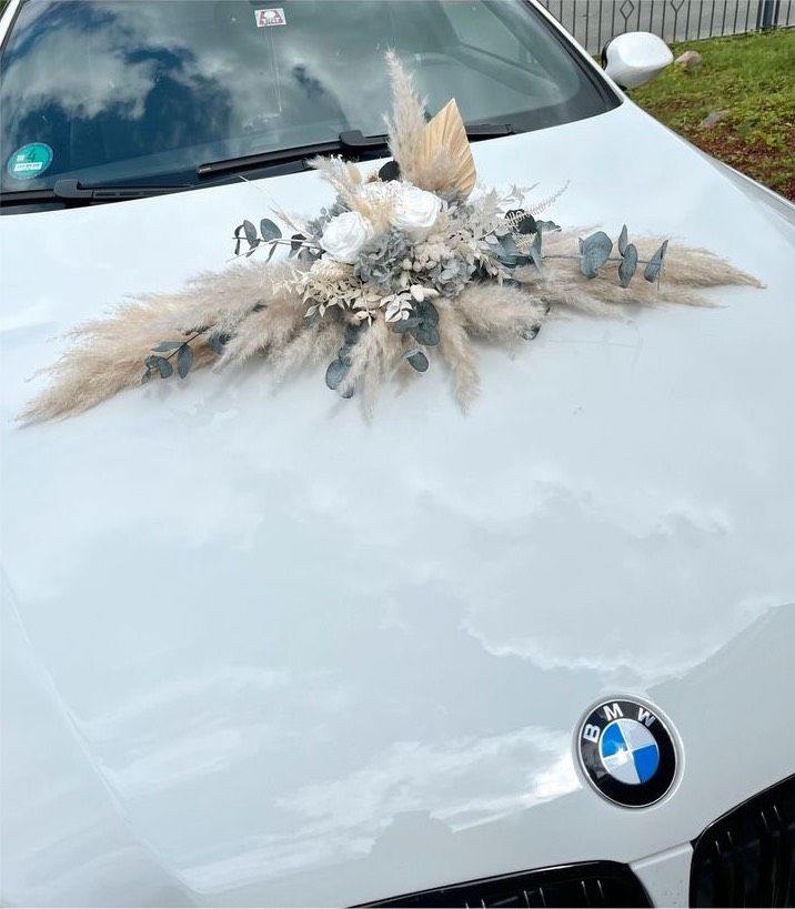 Autodeko Hochzeit Trockenblumen Gesteck für Autohaube in