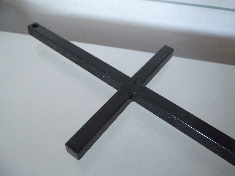 Großes schwarzes Metall Kreuz 44 cm lang x 11 cm breit in Berlin