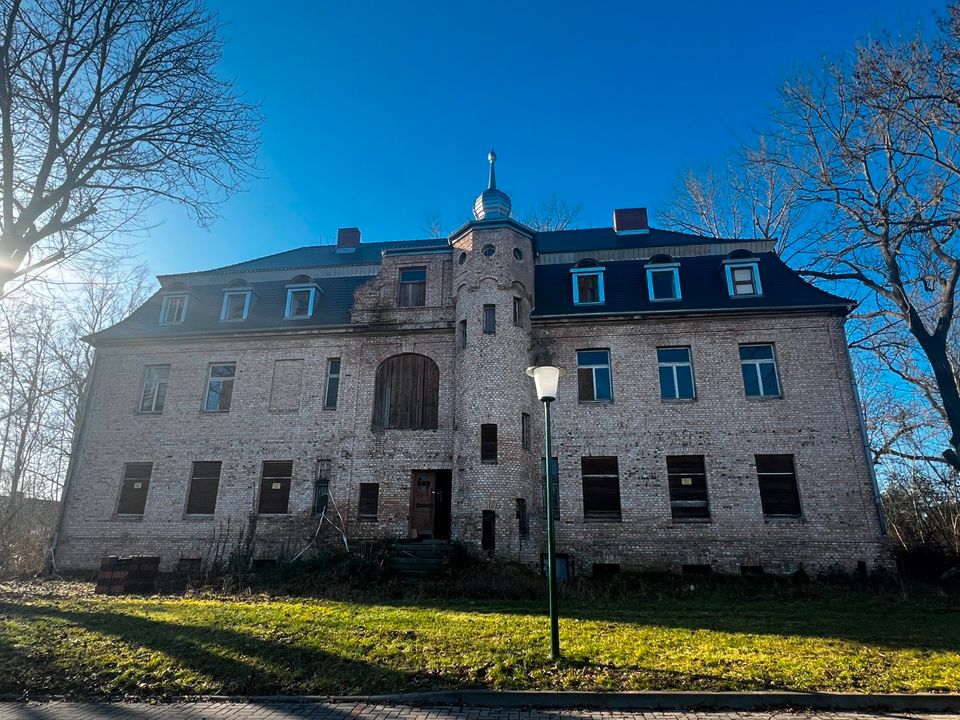 Schloss Köchstedt mit großem Grundstück u. mögl. Erw. durch Anbau in Zscherben