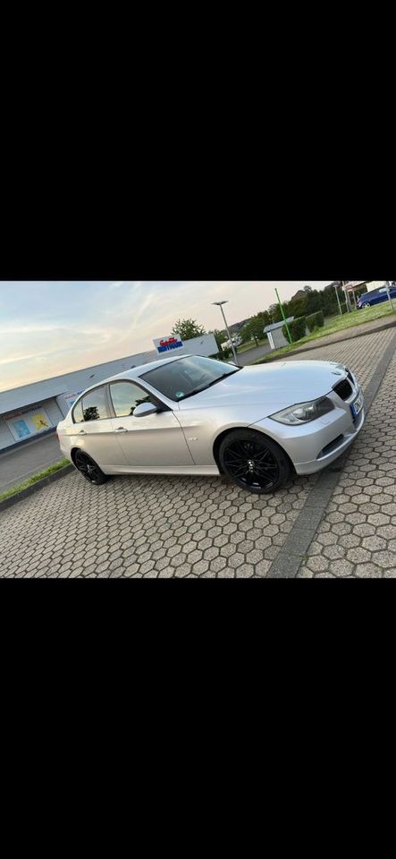 BMW 320i - E90 sehr schön in Düren