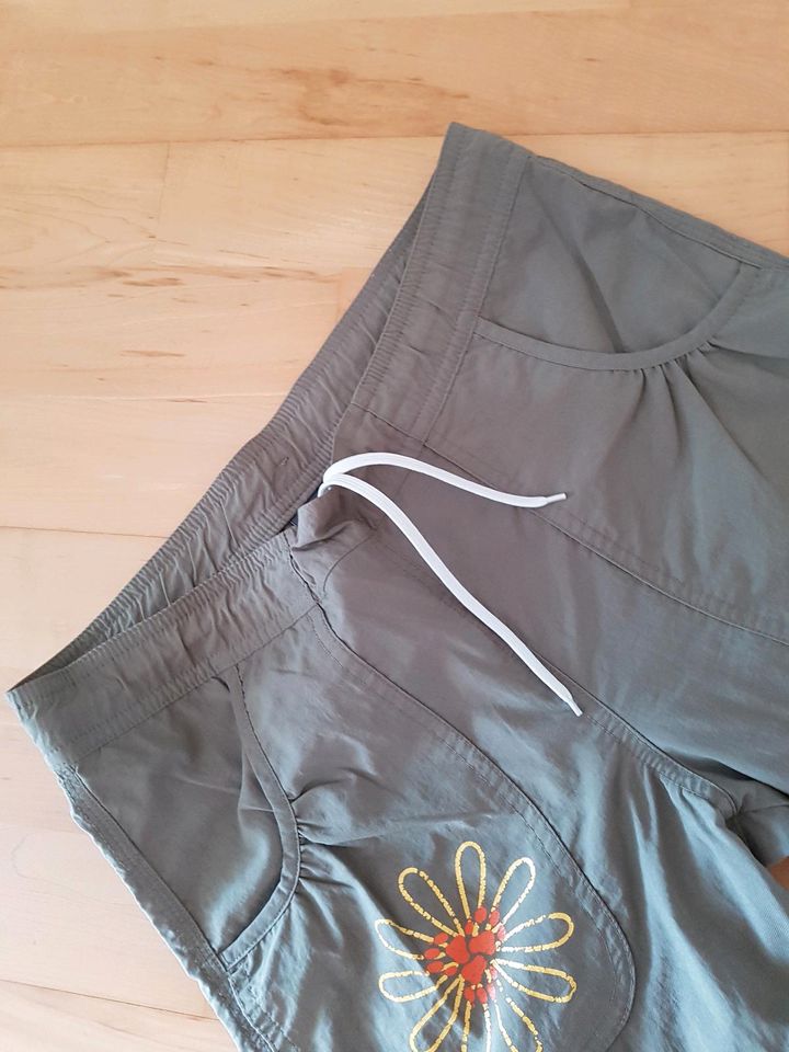 2x Maedchen kurze Hose/Bermuda/ Jack Wolfskin Gr.152 in Hanhofen