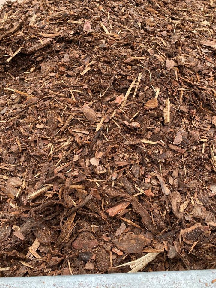 Rindenmulch Hackschnitzel Blumenbeet Garten Holzhäcksel Rinde LKW in Königslutter am Elm