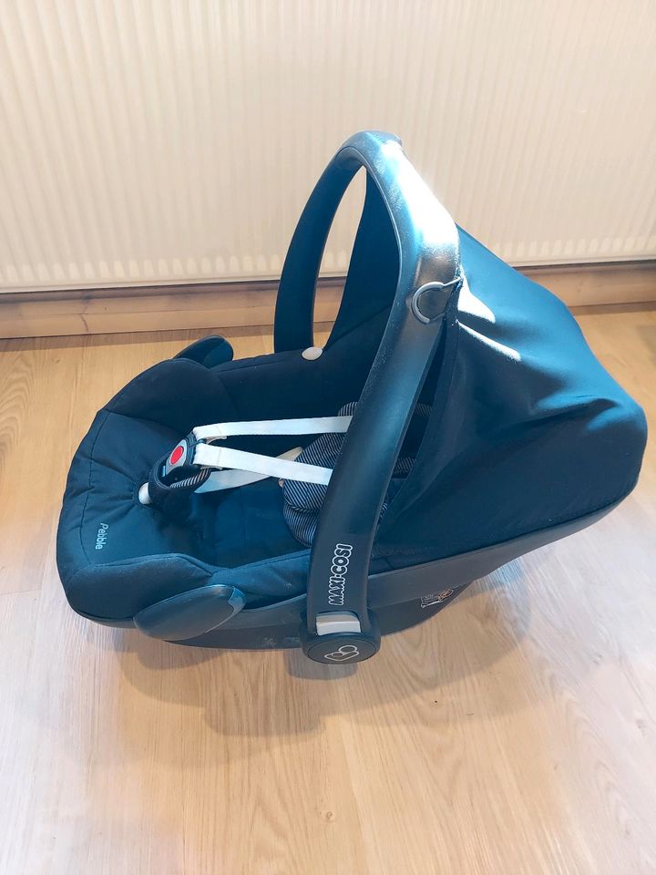 Babyschale Maxi Cosi Pebble inkl. Family Fix in Ebersbach/Sachsen