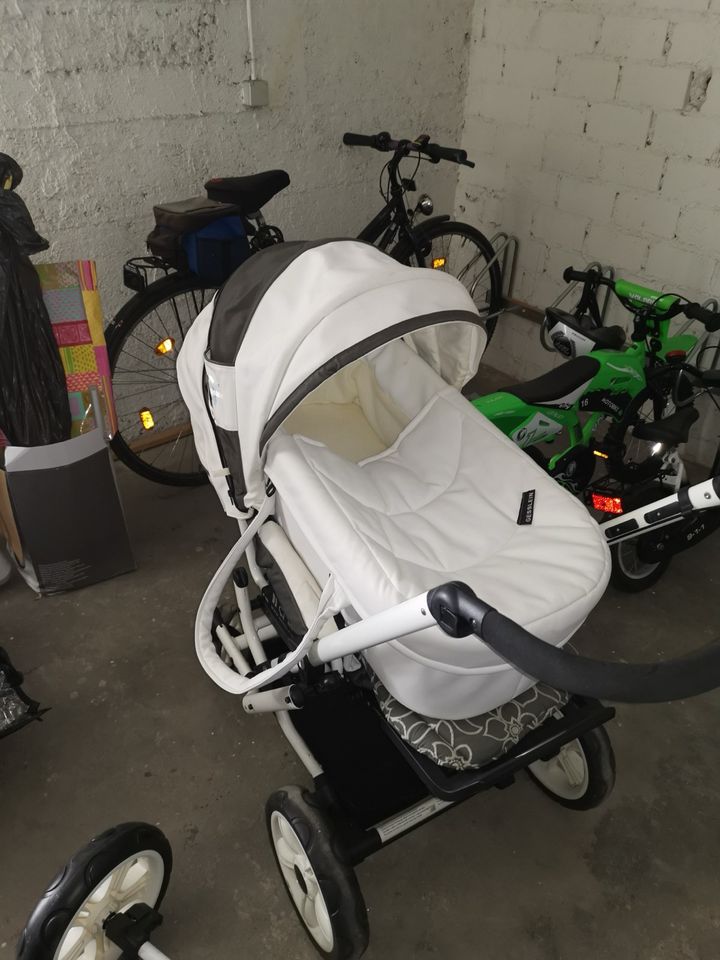 Kinderwagen mit Liegewanne in Schorndorf