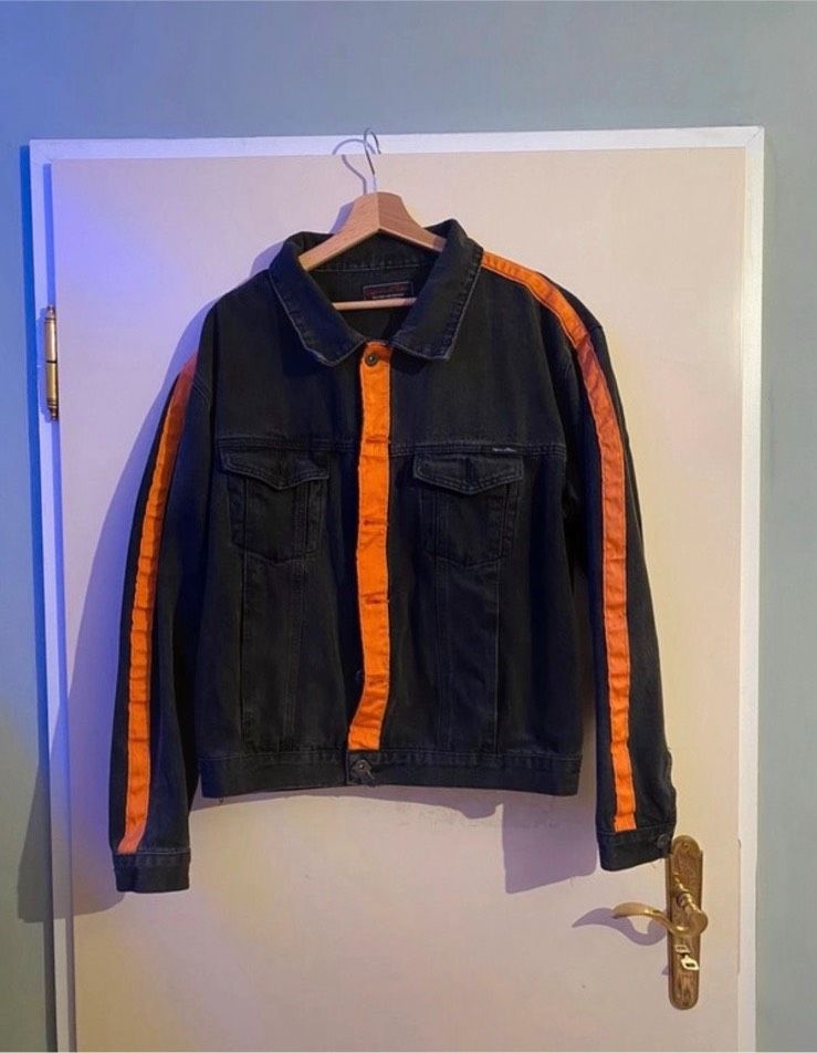 Schwarze Denim Jeans Jacke mit orangenen Streifen in Berlin