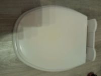 Eine weiße Toilettenbrille aus Holz zu verschenken Essen - Huttrop Vorschau