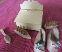 antiker Schuhputzkasten, 3 Bürsten, 1 Paar Schuhe für Puppen Brandenburg - Mühlenbecker Land Vorschau