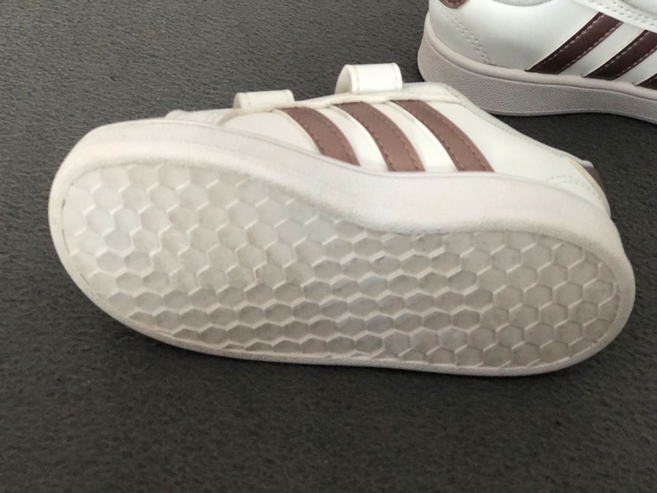 Adidas Turnschuhe Weiss-Gold wie neu G. EU 23 US 6/1/2 in Kelkheim