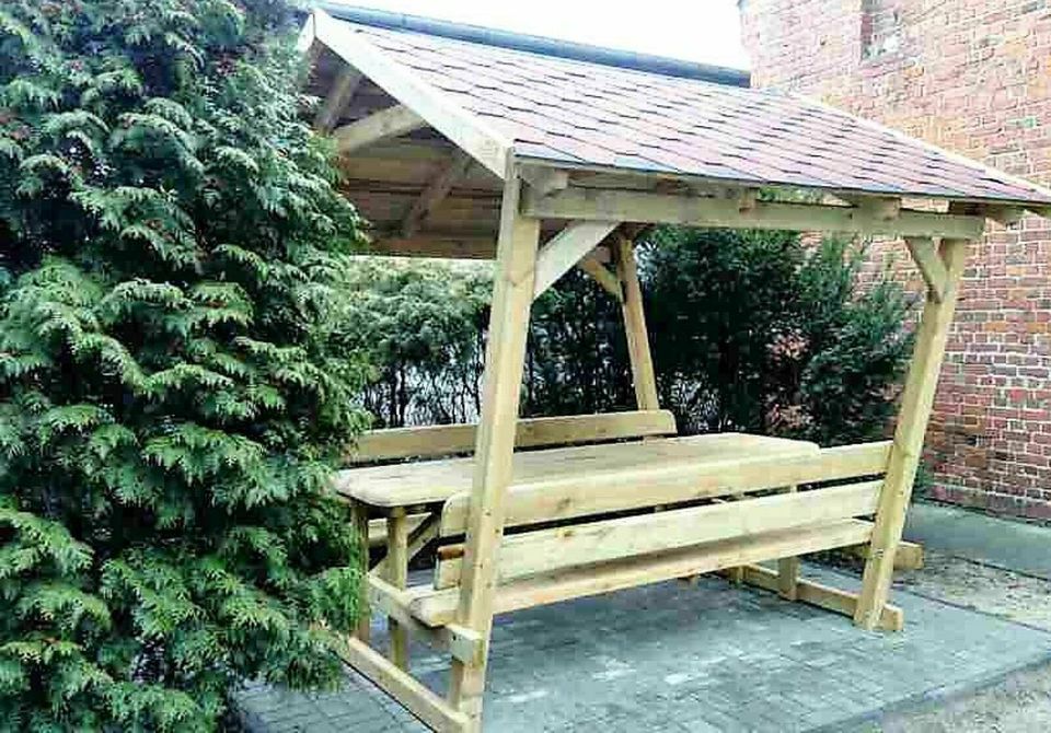 überdachte Sitzgruppe, Massivholz, mit Schindeln, Picknicktisch in Treuenbrietzen