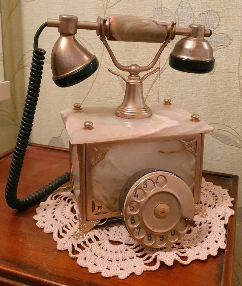Antikes Telefon mit Drehscheibe in Bielefeld