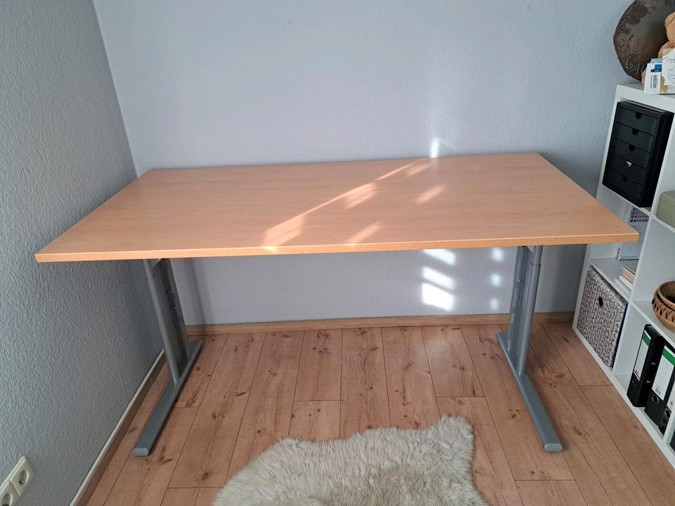 Schreibtisch 160 cm (höhenverstellbar) in Gau-Heppenheim