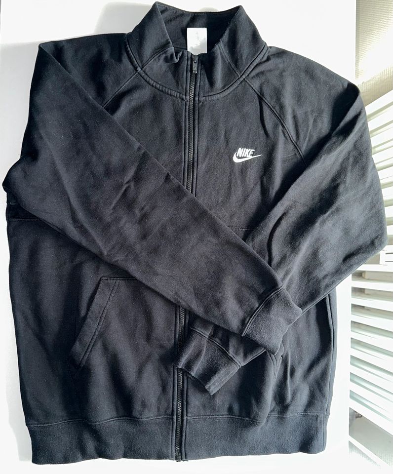 Nike Herren Sweatjacke Mit Reißverschluss Schwarz Gr. M in Berlin