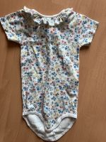 Petit Bateau kurzärmliger Body mit Blümchen Rüschenkragen Gr. 92 Baden-Württemberg - Ühlingen-Birkendorf Vorschau