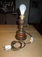 alte elektrische Petroleumlampe Tischlampe Holz/Messing H 33 cm Hessen - Geisenheim Vorschau
