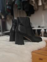 Boots mit Absatz und Reißverschluss Hessen - Marburg Vorschau